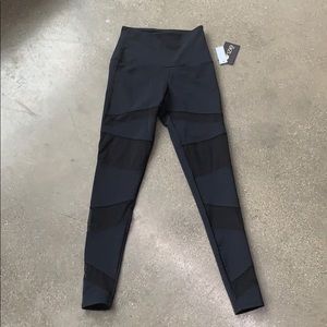 Onzie never been worn w/ tags black leggings.